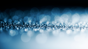 Blau angestrahlte Tropfen. In der Mitte zu einer geraden Linie geordnet. Symbol für Ordnung und Klarheit.