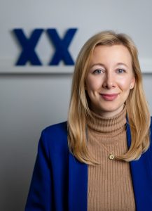 Porträtfoto einer blonden Frau mit blauem Blazer