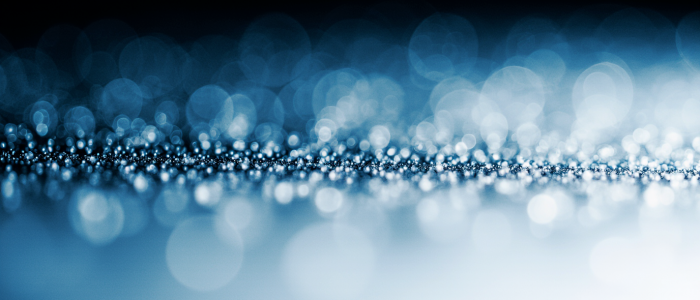 Blau angestrahlte Tropfen. In der Mitte zu einer geraden Linie geordnet. Symbol für Ordnung und Klarheit.