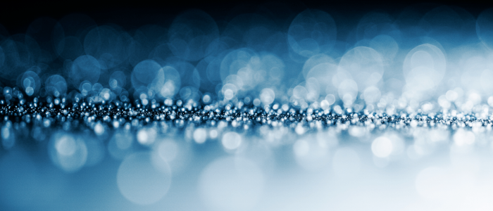 Blau angestrahlte Tropfen. In der Mitte zu einer geraden Linie geordnet. Symbol für Ordnung und Klarheit.